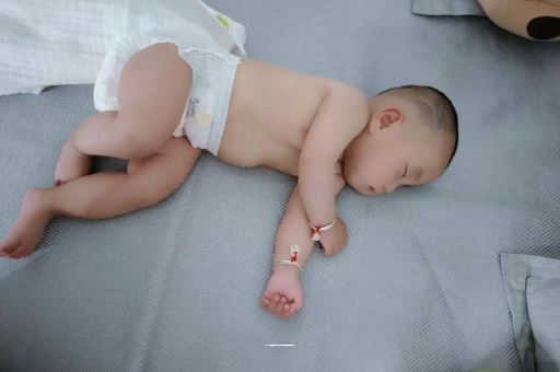 梁山两个月宝宝肚子胀气